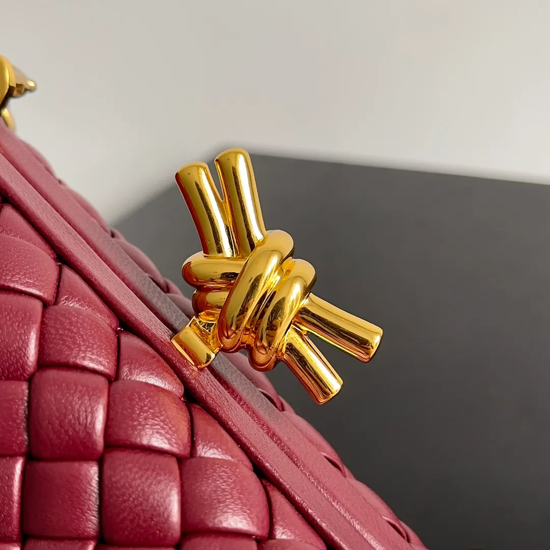 Batch 2260 BOTTEGA VENETA KNOT evening bag chain version for women is now on the market! Delicate and elegant, soft and powerful, this bag is definitely a representative of intellectual women. As an evergreen model of BV, the blessing of the chain is the icing on the cake. The classic weaving once again interprets the unique craftsmanship (the chain can be disassembled separately). Style number: 776662 Size: 19*11.5*5cm